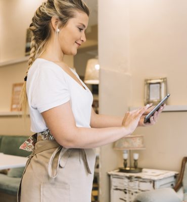 waitress-taking-order